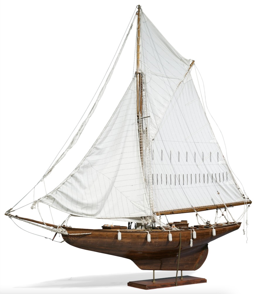 Grosses Modell einer Yacht 20. Jh. Mahagoni, weisser Stoff sowie Schnüre. L ca. 282, H ca. 256 cm
