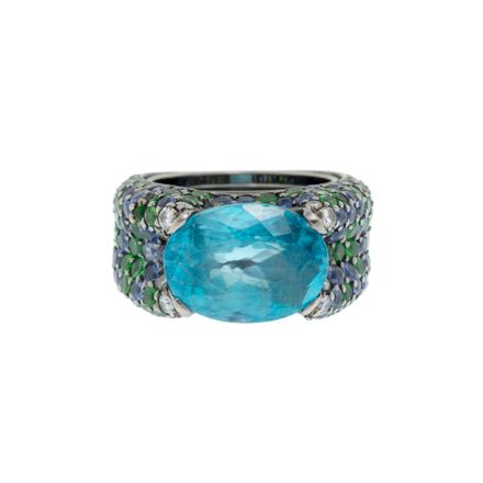 Ring aus geschwärztem Weißgold 750, besetzt mit einem facettierten blauen Zirkon im Ovalschliff, unterstützt von Diamanten im B-Schliff