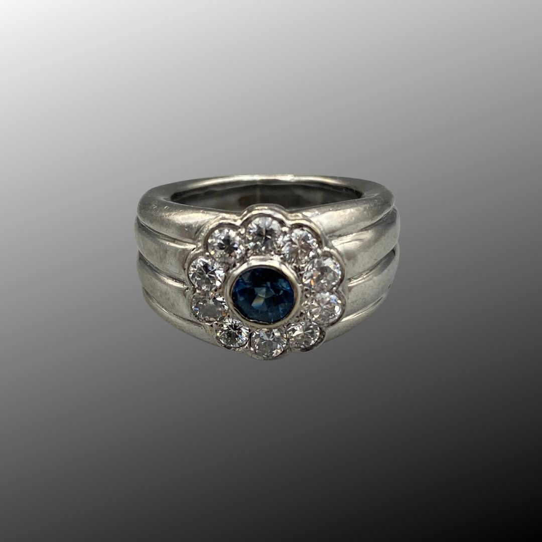 ?Ring aus 750er Weißgold, besetzt mit einem Saphir im Rundschliff, umgeben von Diamanten im Brillant- und Altschliff, Finger 54-14, 21 g