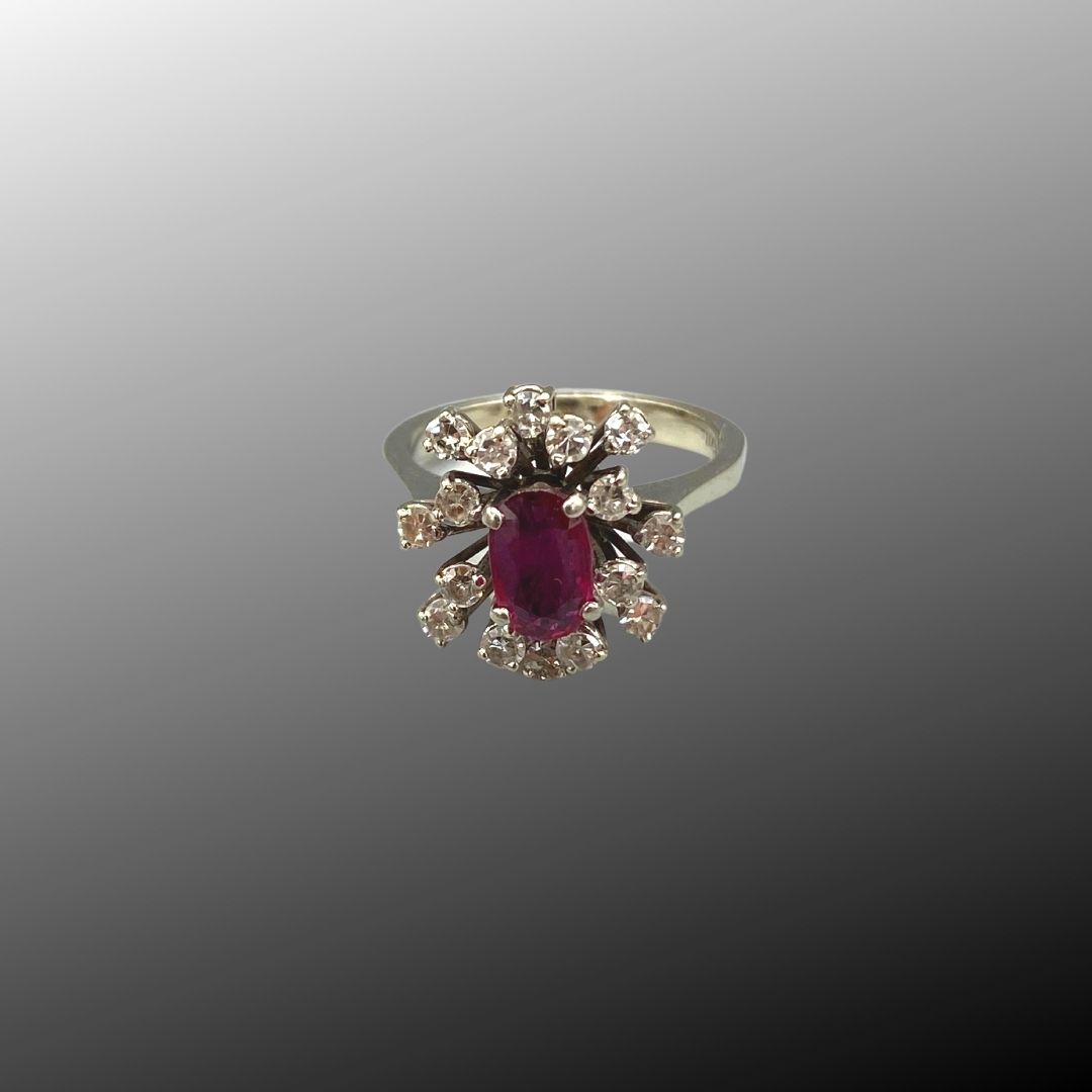 750 WEISSGOLD RING BESETZT MIT OVAL SCHLIFF RUBIN UND DIAMANTEN, GRÖSSE
