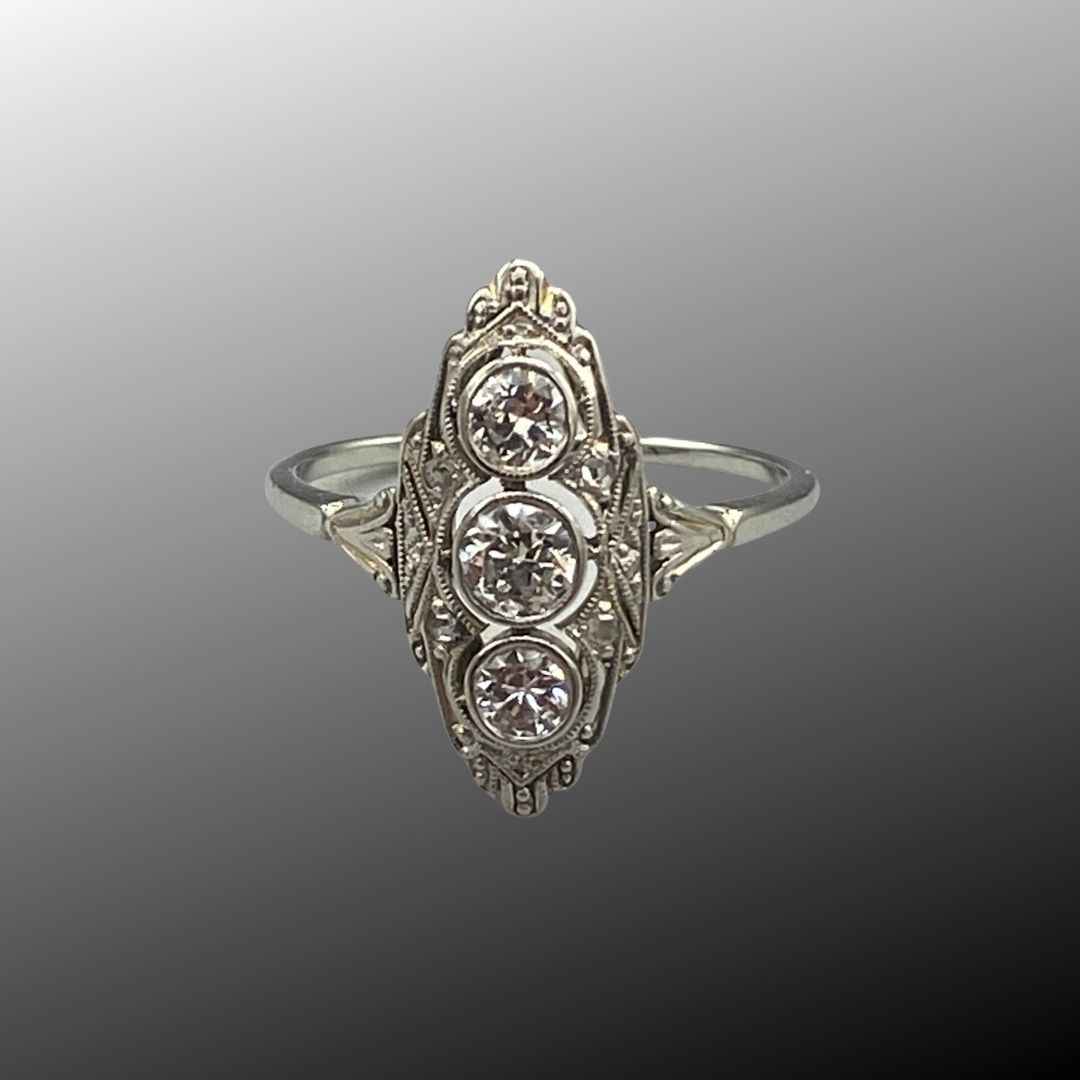 Platin- Art-Deco-Marquise-Ring , besetzt mit Mid-Cut und facettierten Diamanten