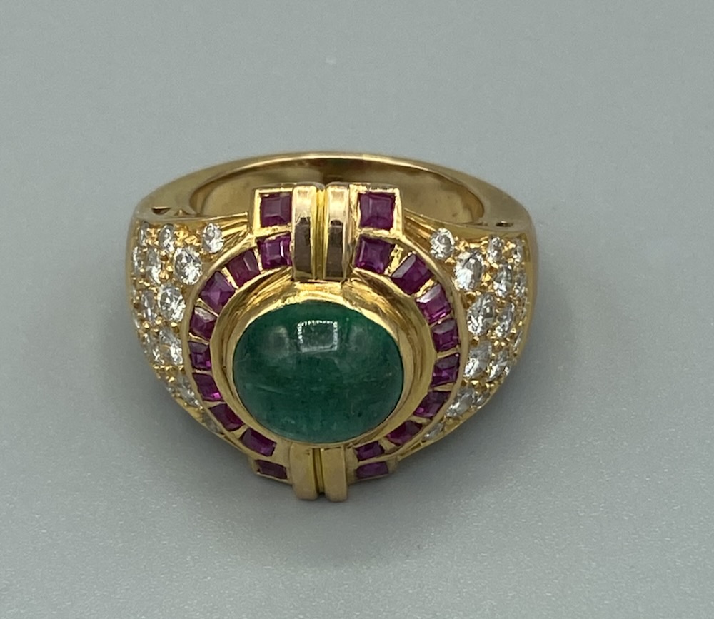 Ring mit eine Cabochon Emerald und mit Rubinen umfasst, und mit Diamanten