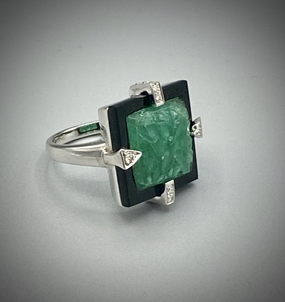 750 WEISSGOLD RING IM ART DECO-STIL  Mit einem Smaragd, in dem ein Blumenmuster eingraviert ist, umgeben von einer Platte aus Onyx und Diamanten