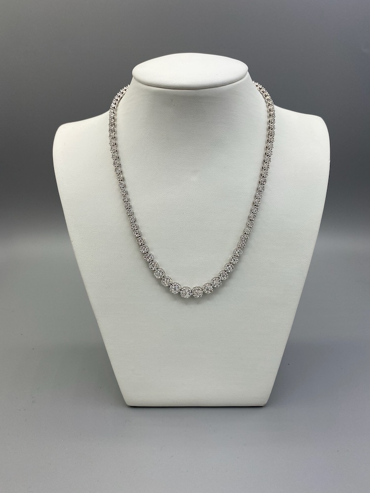 Diamant Collier im Verlauf, bestehend aus 91 runden Motive, grössere darstellend, ausgefasst mit 637 Diamanten, Totalgewicht ca 10 ct. G/H VS/SI, in WG 750 Länge 42 cm. 33 g