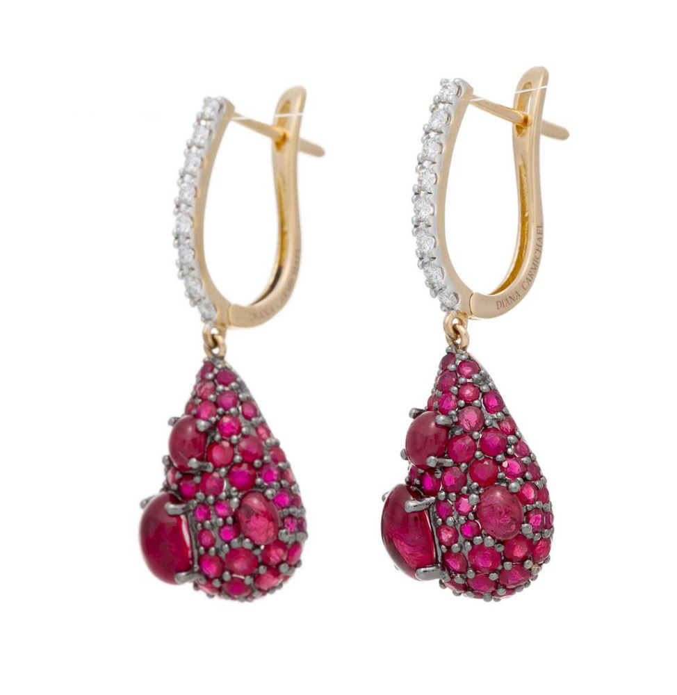 Paar Ohrringe aus 2-Gold und 750 geschwärztem Gold, besetzt mit Diamanten im Brillantschliff und mit Rubinen besetzten Haltetropfen, signiert Diana Carmichael, H. 3,4 cm
