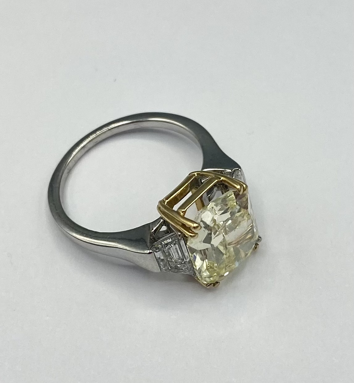 Diamant Ring aus Weiss- und Gelbgold besetzt mit einem Diamanten im Radiantschliff von 4.09 ct. GIA REPORT und 2 Trapezförmigen Diamanten von 0.64 ct.