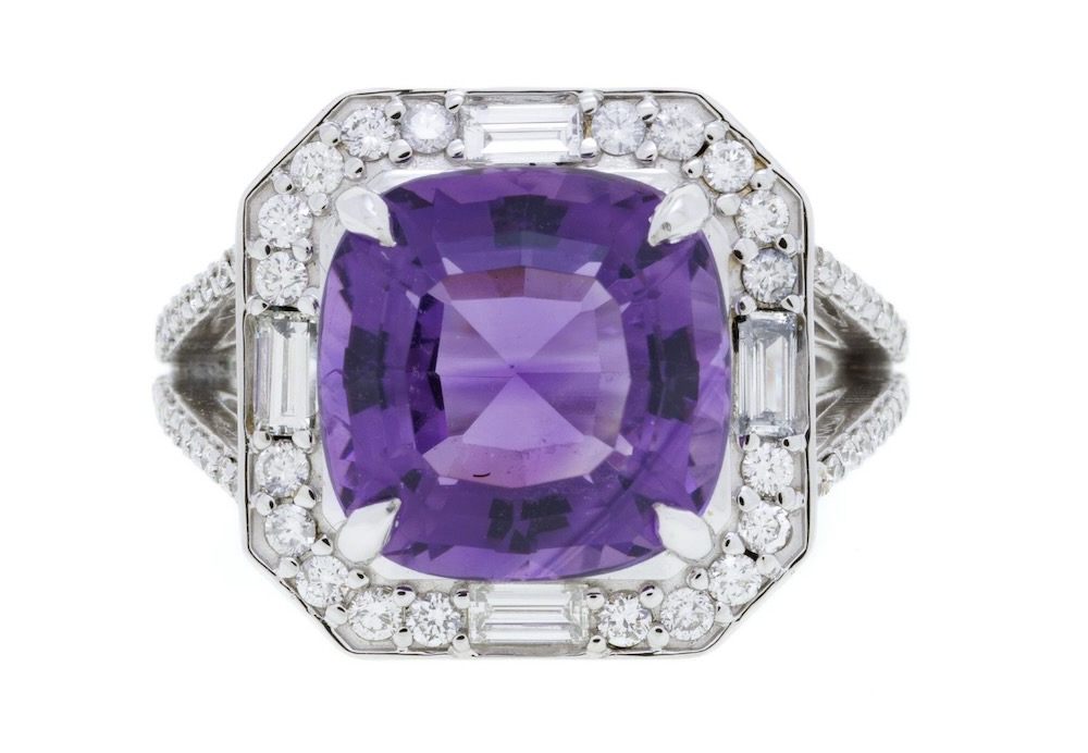 Ring aus 750er Weißgold, besetzt mit einem Amethyst im Kissenschliff, umgeben von Diamanten im Brillant- und Baguetteschliff