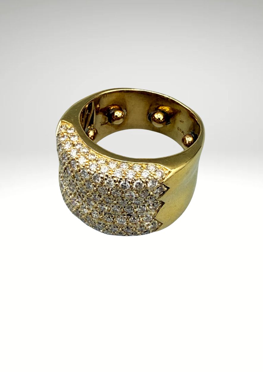 Goldring besetzt mit Diamanten im Brillantschliff     