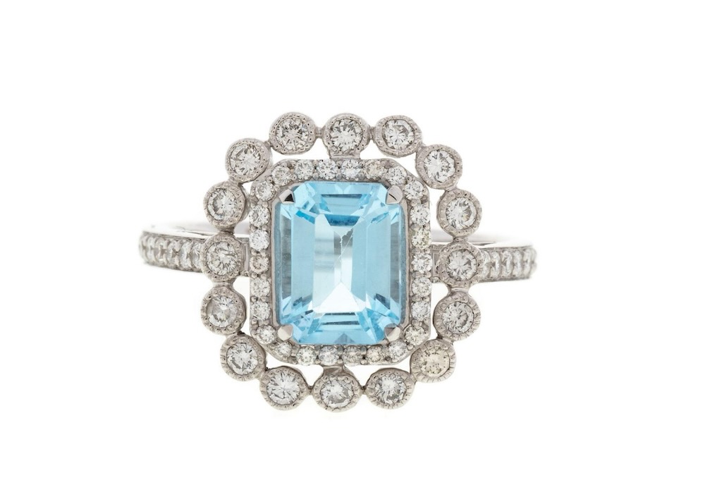 RING aus 750er Weissgold, besetzt mit einem Aquamarin im Smaragdschliff, umgeben von Diamanten im Brillantschliff. 54-1