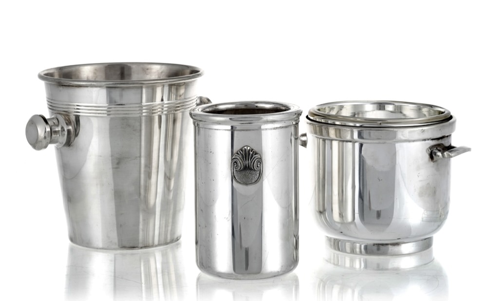 Set aus 1 Sektkübel, 1 Sektkübel Flasche und 1 Eiskübel aus silbernem Metall, 20. Jahrhundert s., verziert mit Netzen und Eimerhenkeln