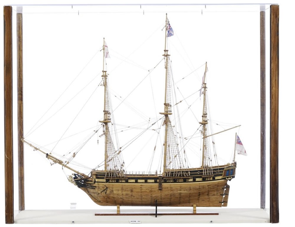 H.M.S. Unicorn, modèle réduit en bois de la frégate anglaise, mise en service en 1790, dans vitrine en plexiglas, long. 84 cm
